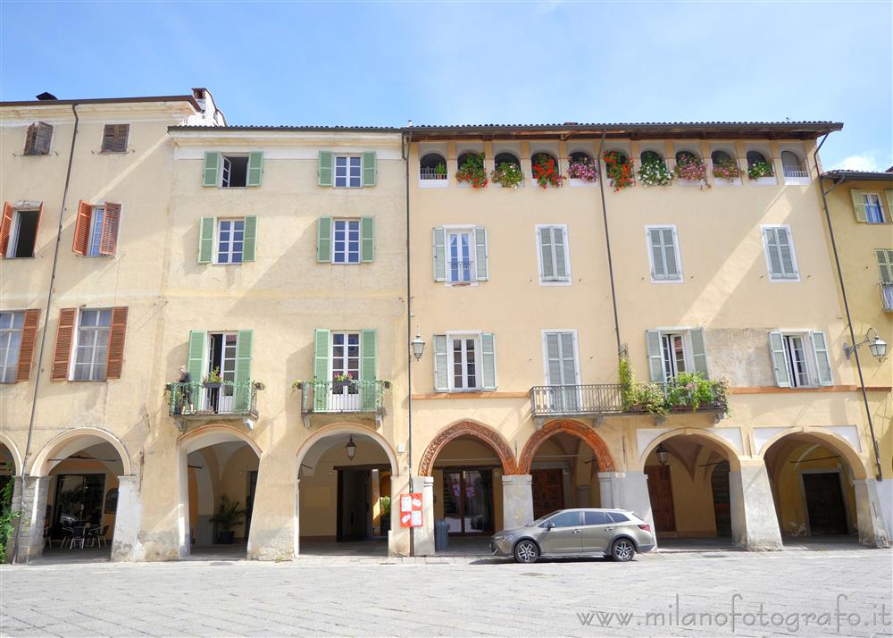 Biella - Antichi palazzi sul lato orientale di Piazza Cisterna